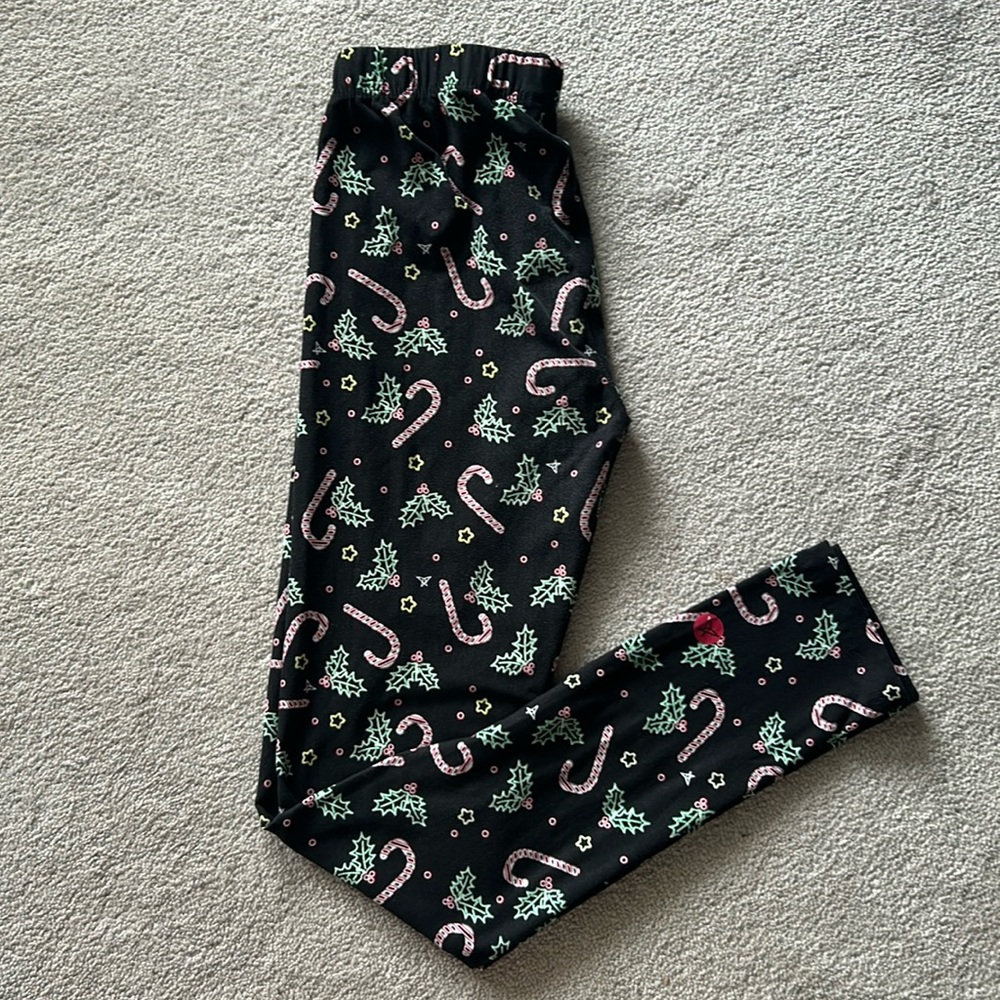 Leggings with holiday pattern.